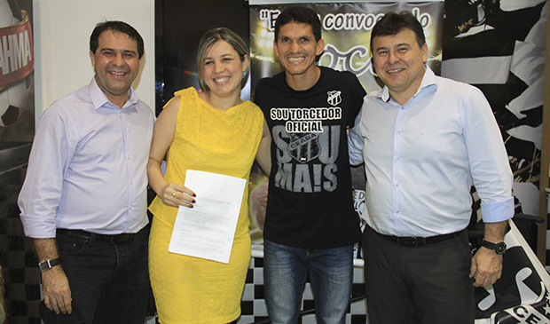 Em evento na Loja Oficial, Magno Alves renova com o Ceará