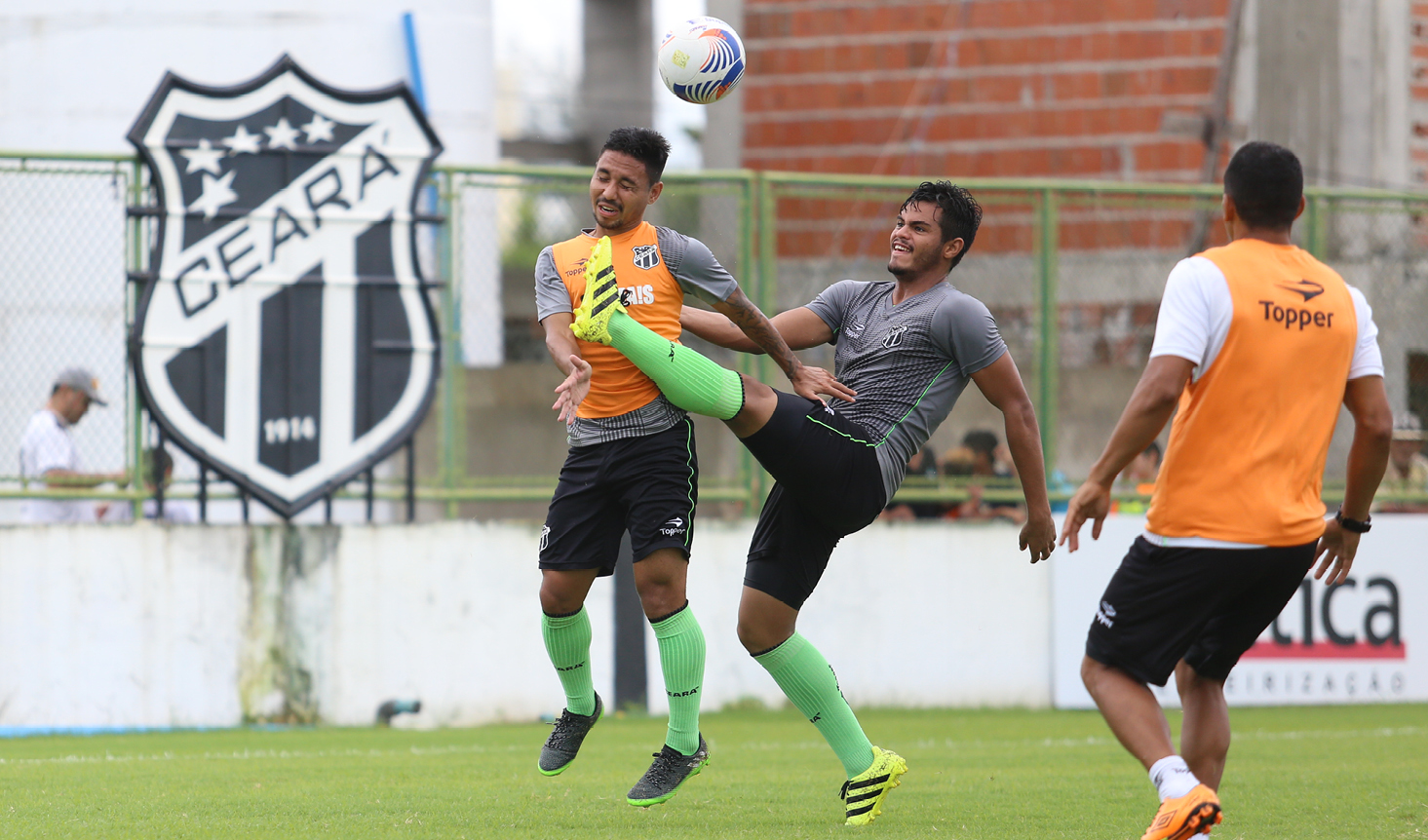 Ceará encerra a semana com treino rachão em Carlos de Alencar Pinto
