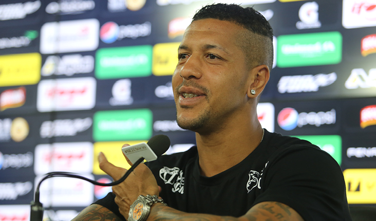 Zagueiro Antônio Carlos é apresentado em coletiva de imprensa