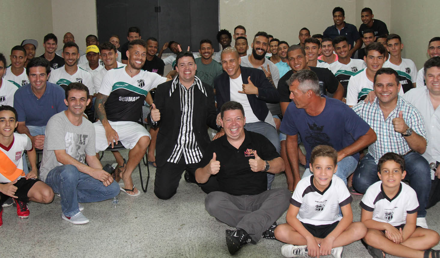 Alex Nogueira faz show de humor para elenco alvinegro