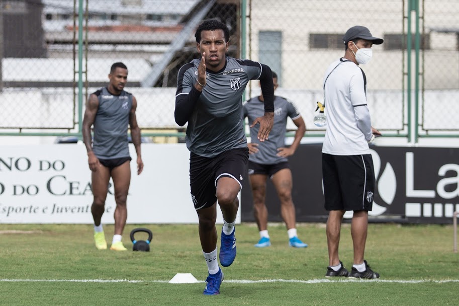 Sem jogos, período maior de treinos é um facilitador para readaptação com novo comando técnico no Ceará