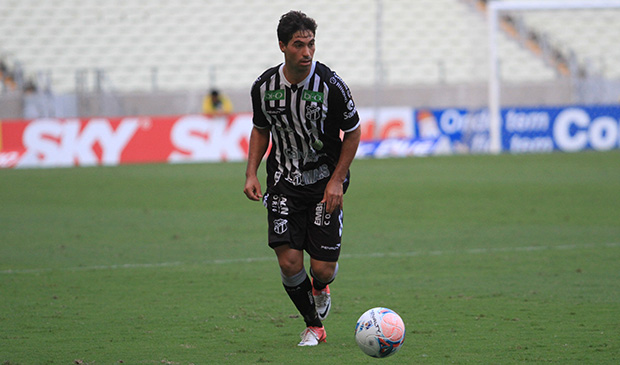 Lateral direito Marcos renova contrato com o Vozão