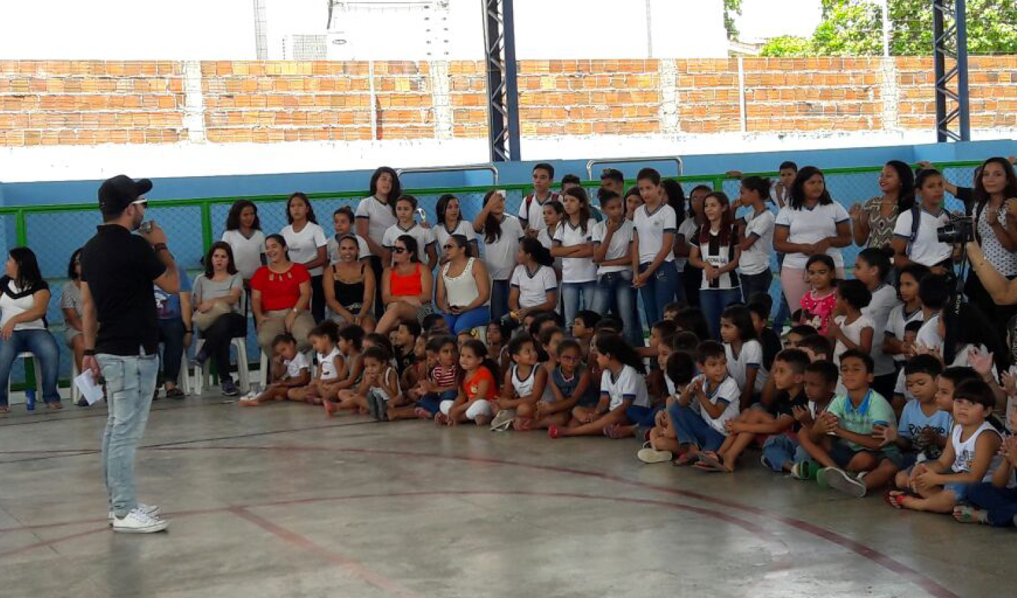 PC 2000 leva ação Vovô vai à Escola a colégio em Maracanaú/CE
