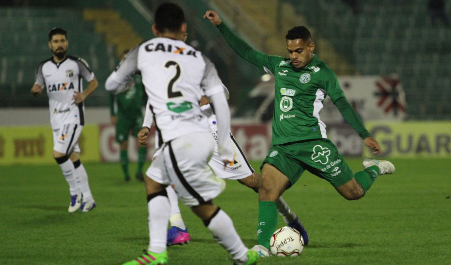 Contra o Guarani, Ceará sai na frente, sofre a virada, mas arranca empate no fim