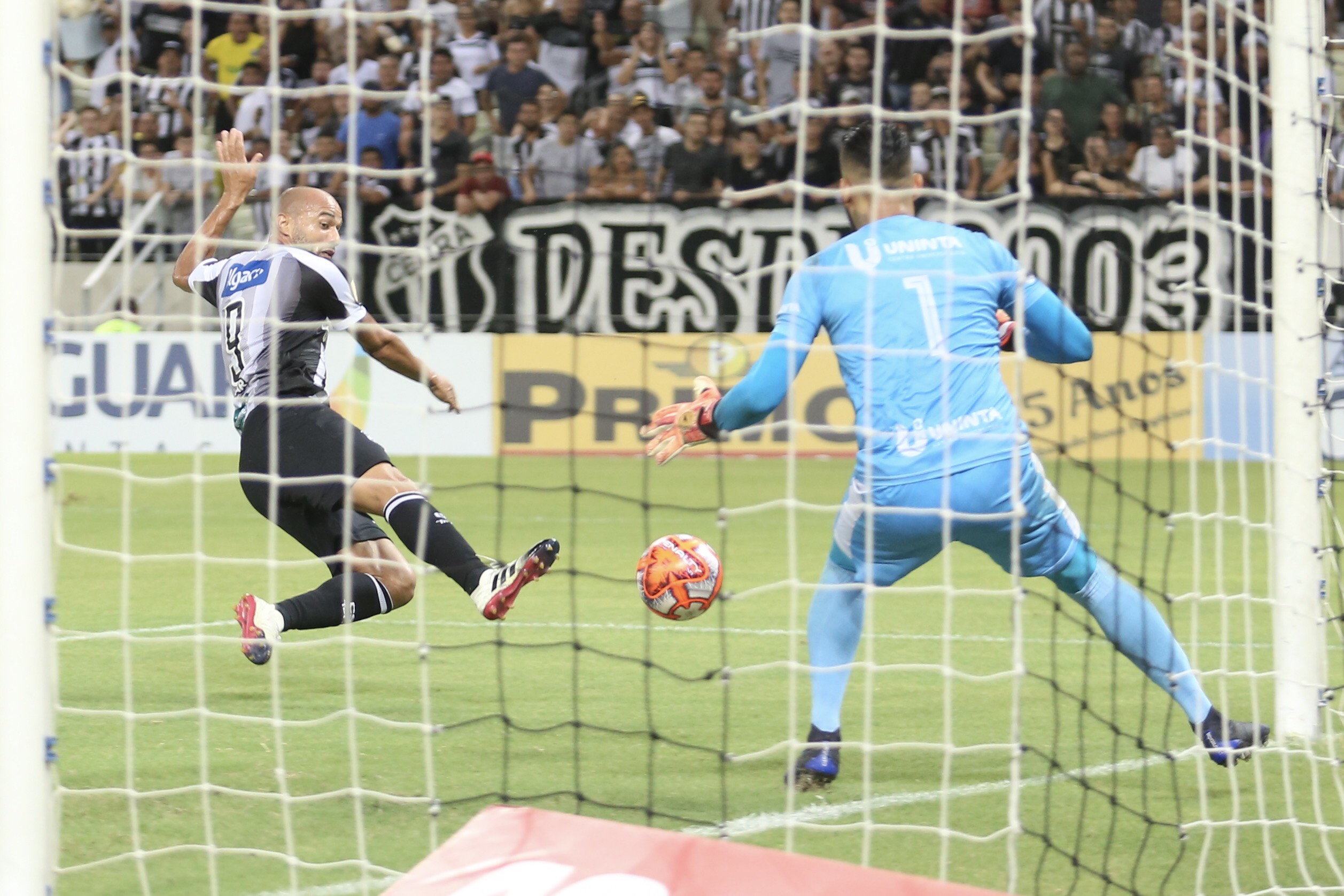 Roger decide, Ceará domina e bate o Guarany (S) por 3 a 0 no Castelão