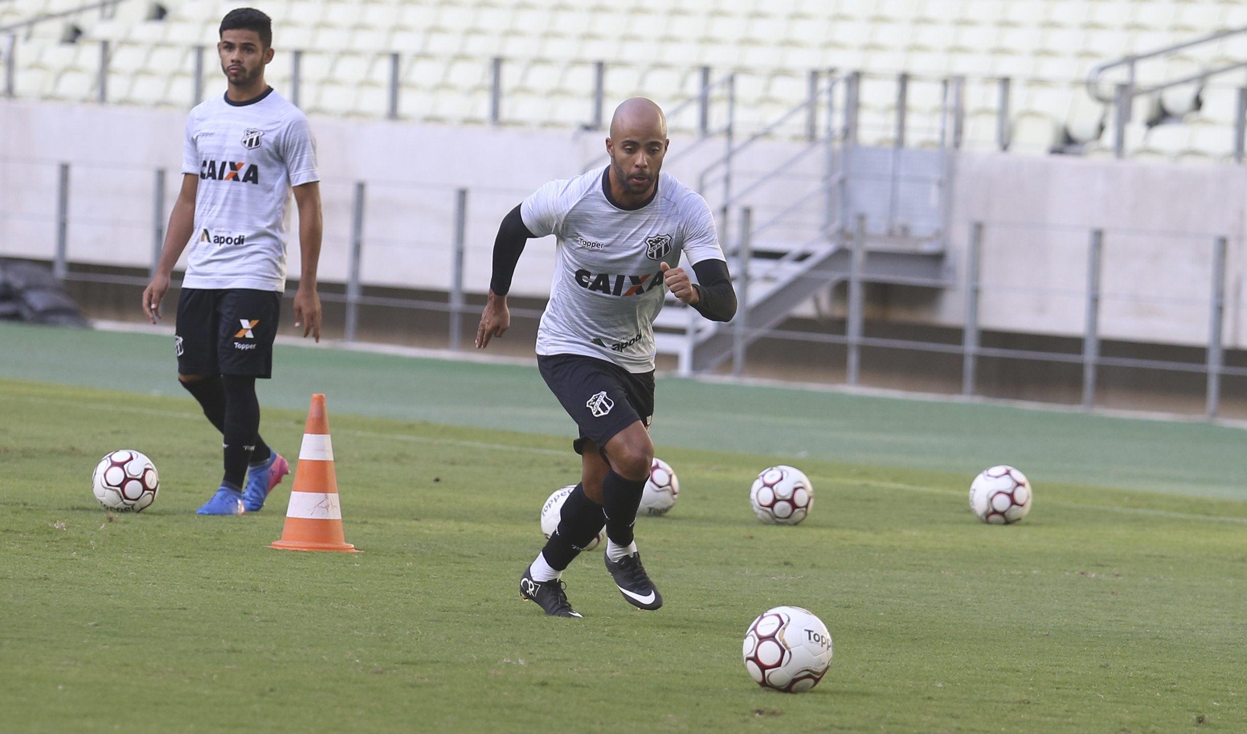 De olho no América/MG, Chamusca comanda treino coletivo na Arena Castelão