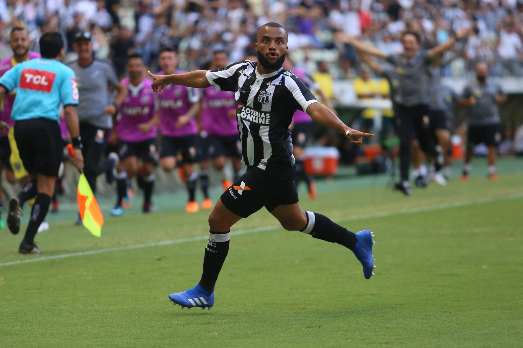 Brasileirão: Ceará sufoca o Vitória, vence por 2 a 0 e deixa a zona de rebaixamento