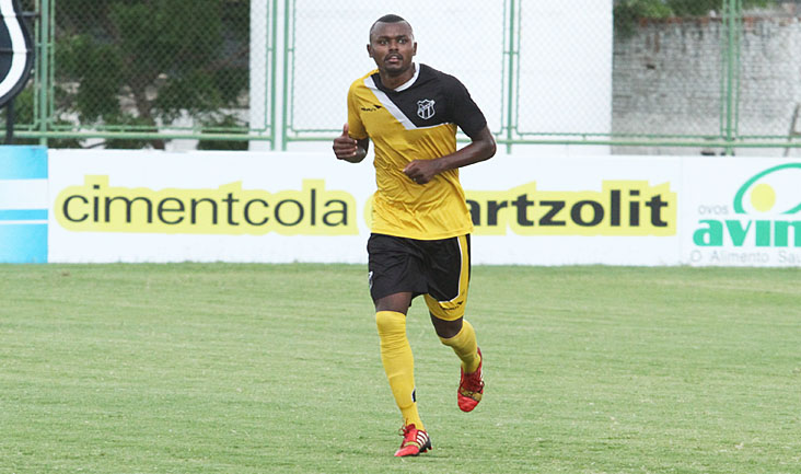 Com participação decisiva no gol da vitória, Sandro Manoel comemora