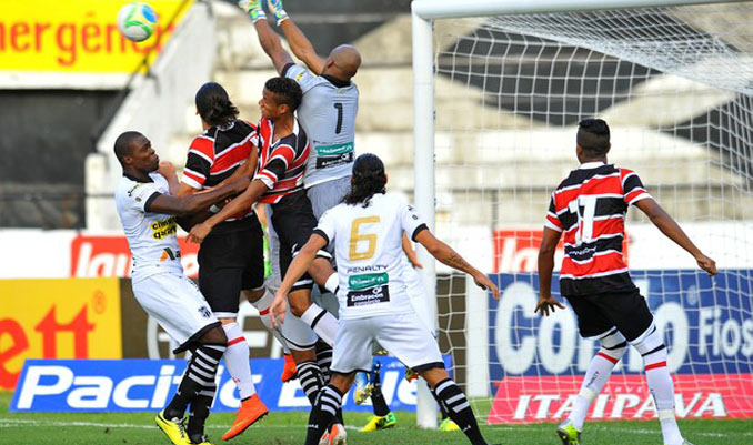 Em jogo de duas viradas, Ceará vence o Santa Cruz e se isola na ponta
