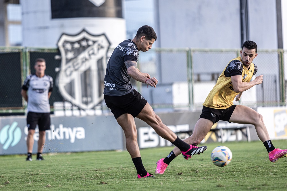 No penúltimo dia antes de encarar o Ferroviário, Ceará faz treino coletivo