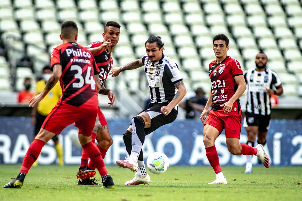 Série A: Na Arena Castelão, Ceará cria mais, porém é superado pelo Athletico/PR