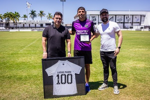 Lucas Mugni recebe homenagem pelos 100 jogos disputados com a camisa alvinegra