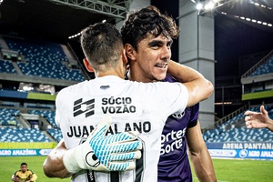 Richard defende dois pênaltis e garante triunfo por 2 a 0 contra o Cuiabá pelo Brasileiro