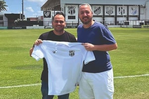 Técnico da Seleção Brasileira Sub-17 de Futsal conhece instalações do Ceará e recebe camisa do Time do Povo