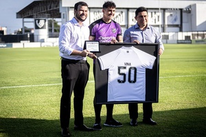 Ceará homenageia Vina com placa e camisa em alusão aos 50 gols marcados pelo Time do Povo