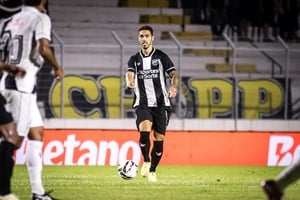 Com um a menos, Ceará sai atrás, mas busca empate contra a Ponte Preta em Campinas