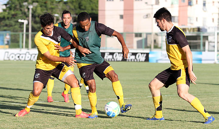 PC Gusmão comandou treino coletivo, no estádio Vovozão