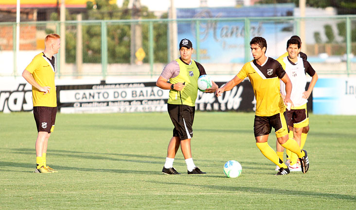 Dado Cavalcanti realizou treinos técnicos e táticos com o grupo