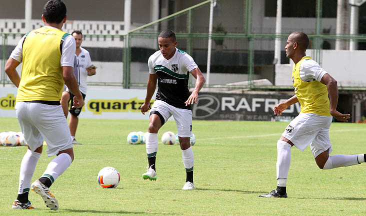 Antes da viagem, Silas comandou o último treino com o grupo