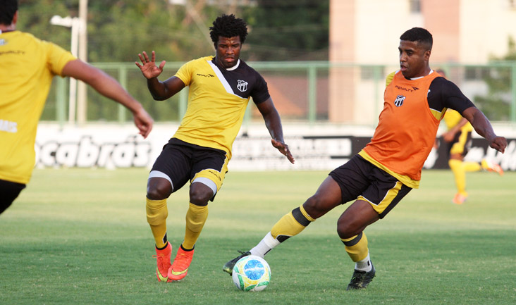 Elenco alvinegro participou de treino coletivo nesta tarde