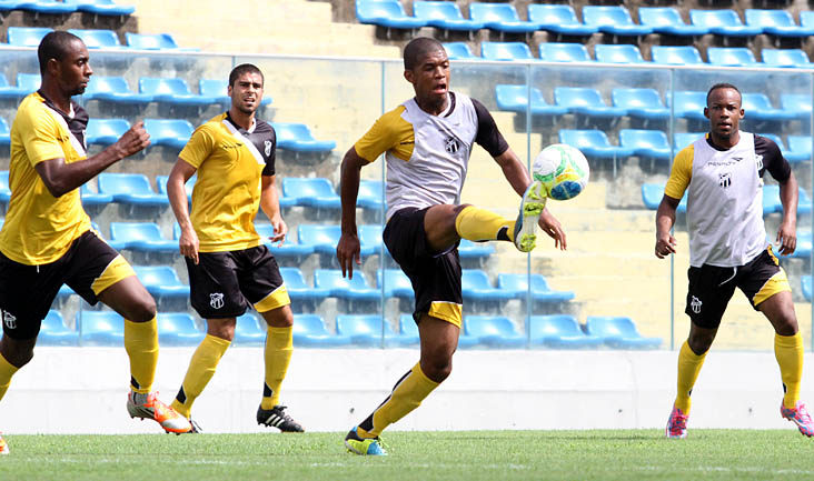 Dado Cavalcanti comandou treino coletivo nesta manhã, no PV