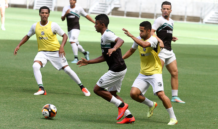 Grupo finalizou preparação para o Clássico-Rei com treino coletivo