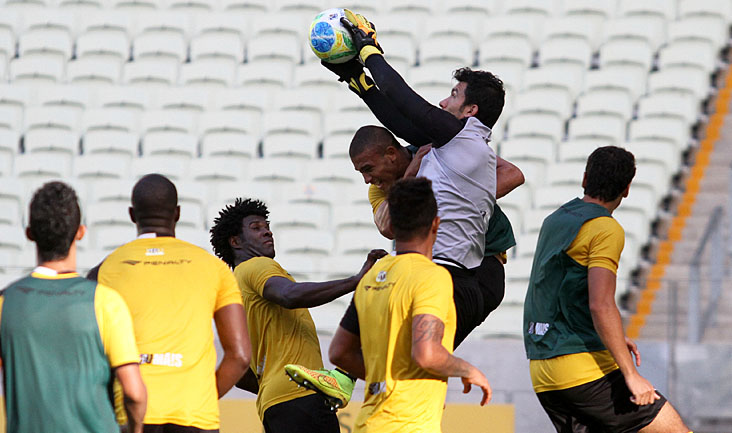 Elenco alvinegro participou de treino tático no Castelão