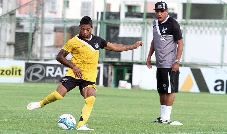 Técnico Silas comandou treino nesta tarde, em Porangabuçu