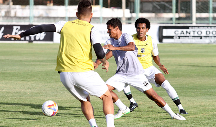 Técnico Lisca comandou treino coletivo no Estádio Vovozão