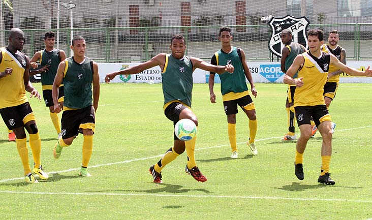 Elenco alvinegro encerrou a preparação para jogo de amanhã