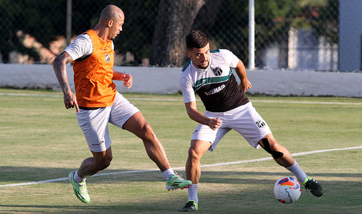 Marcelo Cabo comandou treino coletivo na Cidade Vozão