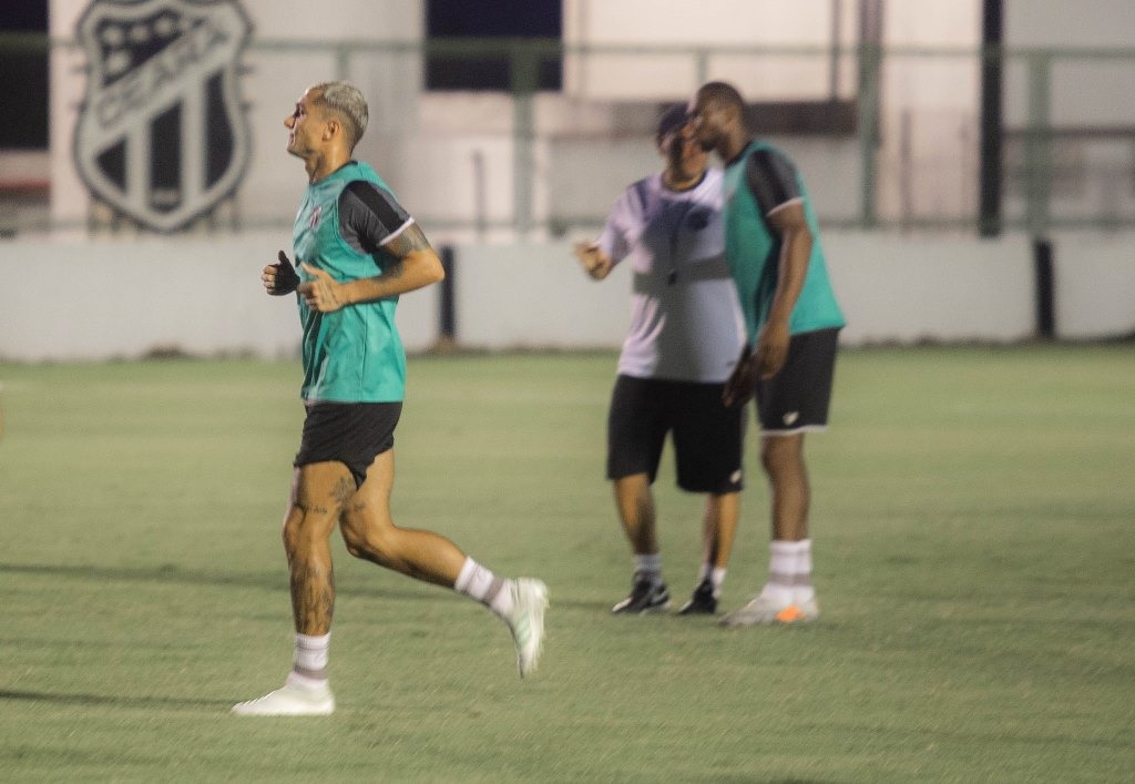 Terça-feira foi de trabalhos nos dois períodos; grupo participa de jogo-treino na sexta-feira