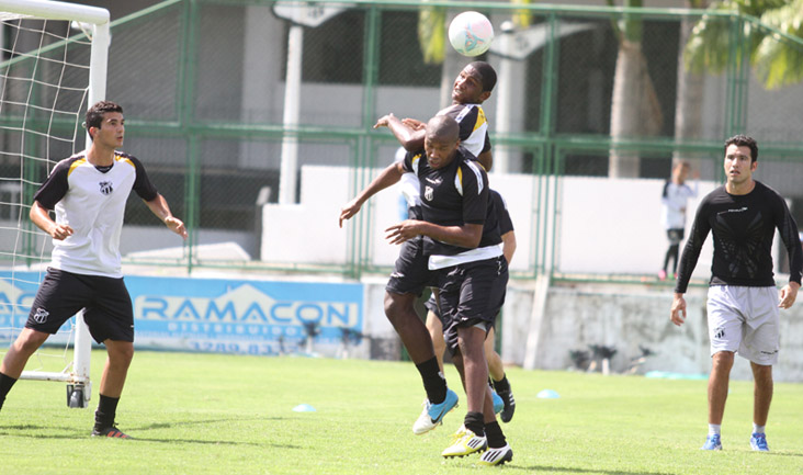 Jogadores do Ceará participaram de um treino técnico