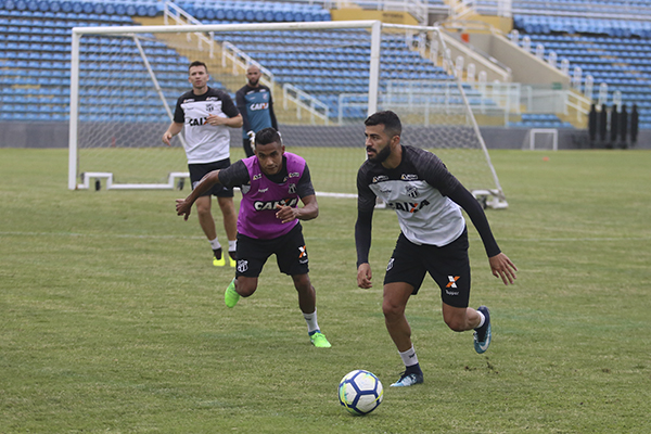 Em treino fechado, elenco finaliza ajustes para enfrentar o Santos, no Presidente Vargas