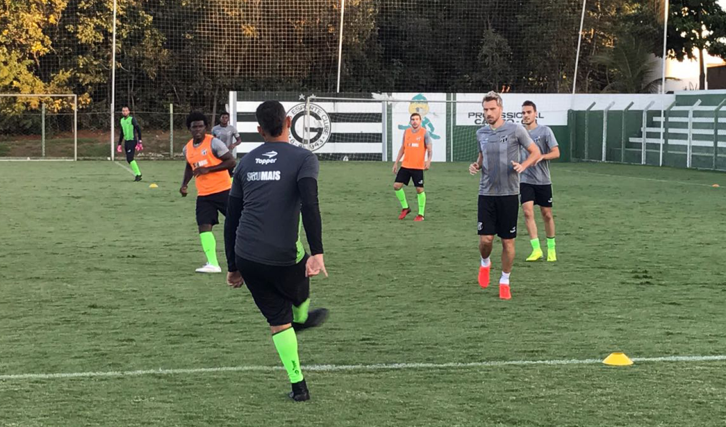 Elenco alvinegro treina no CT do Goiás e encerra preparação para jogo contra Vila Nova