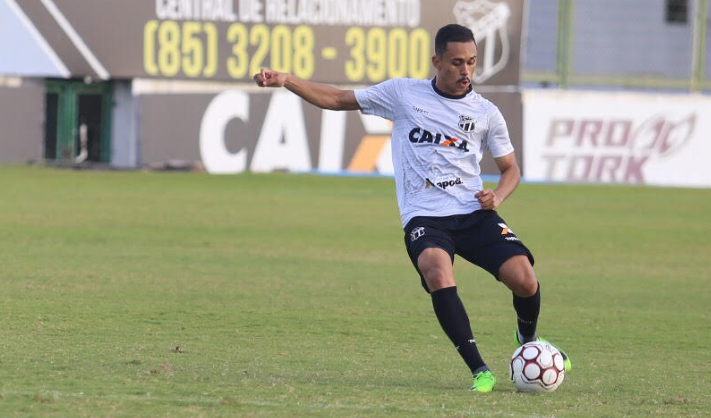 No Vovozão, técnico Marcelo Chamusca comanda treino coletivo
