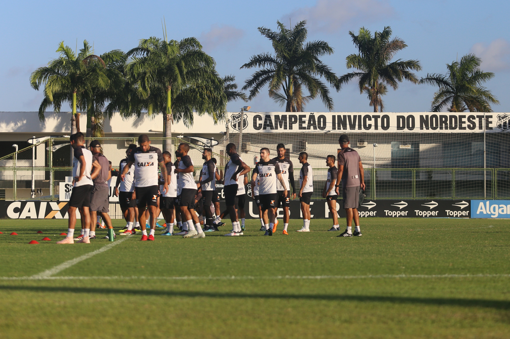 Antes de embarcar para SP, elenco se reapresenta para último treino na Capital