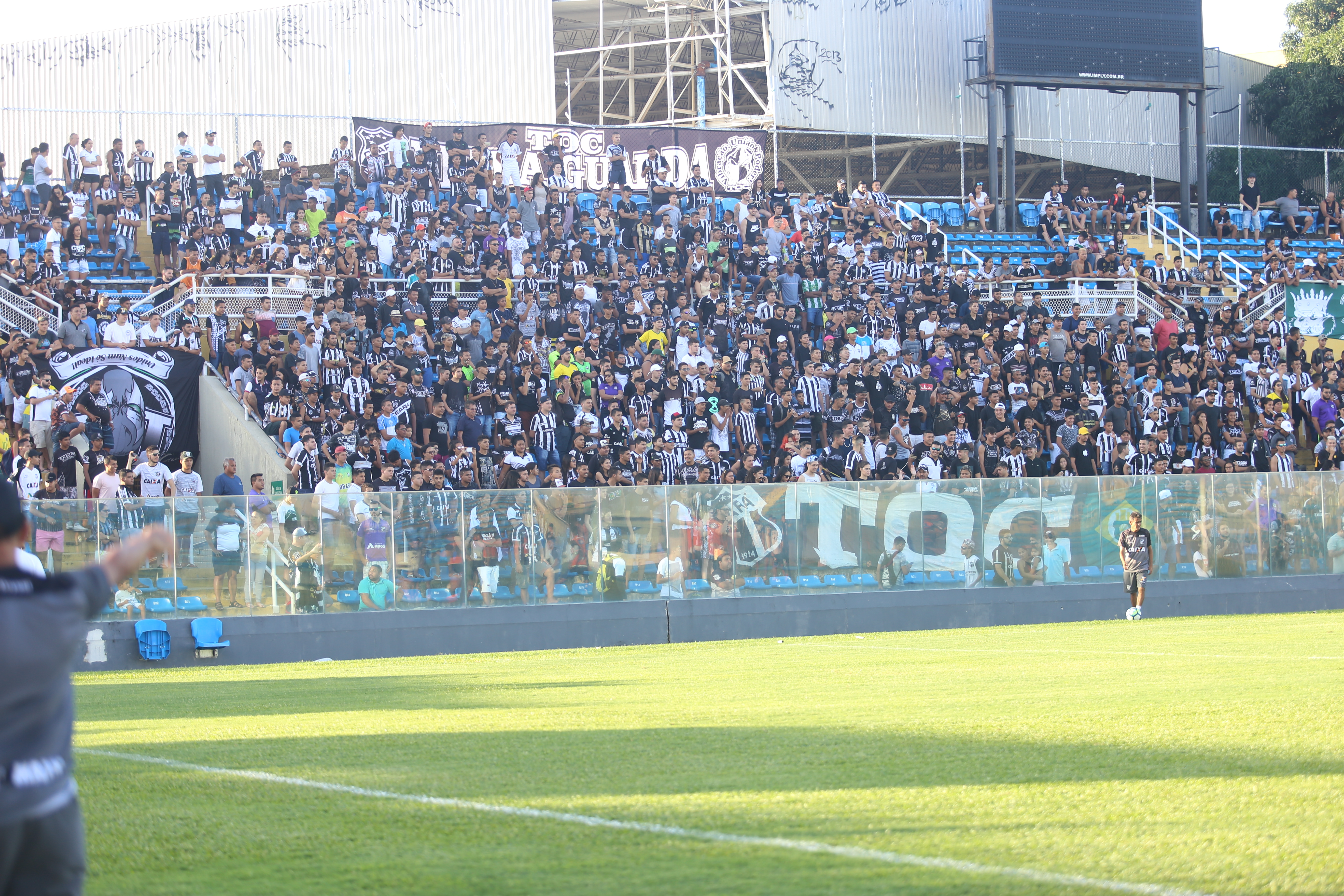 Torcida alvinegra comparece em treino aberto, no Estádio Presidente Vargas
