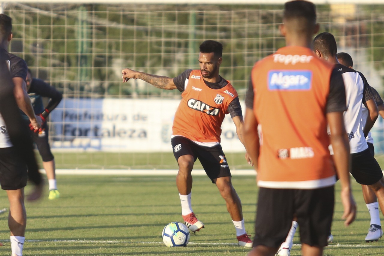Melhora em campo é consequência do comprometimento geral do grupo, diz Valdo