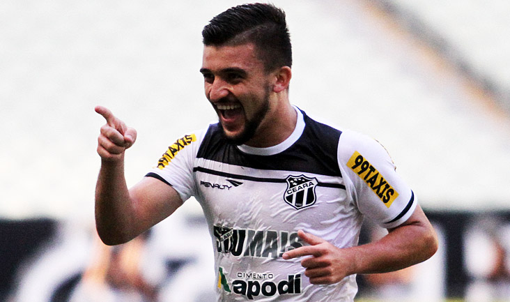 Autor de dois golaços, Victor Luís comemora boa fase e revela cobrança