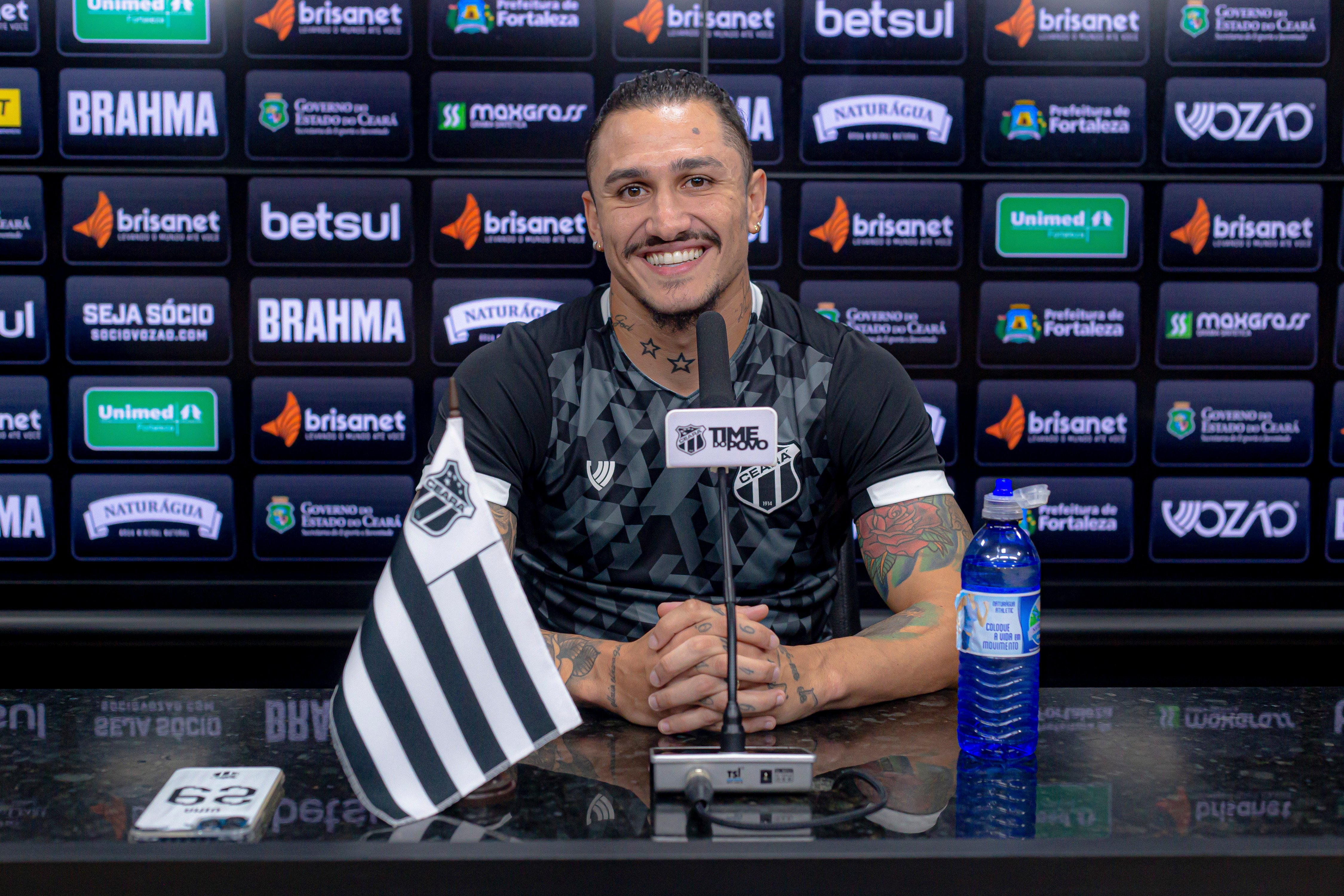 No dia do aniversário, Vina concede entrevista coletiva em Porangabuçu