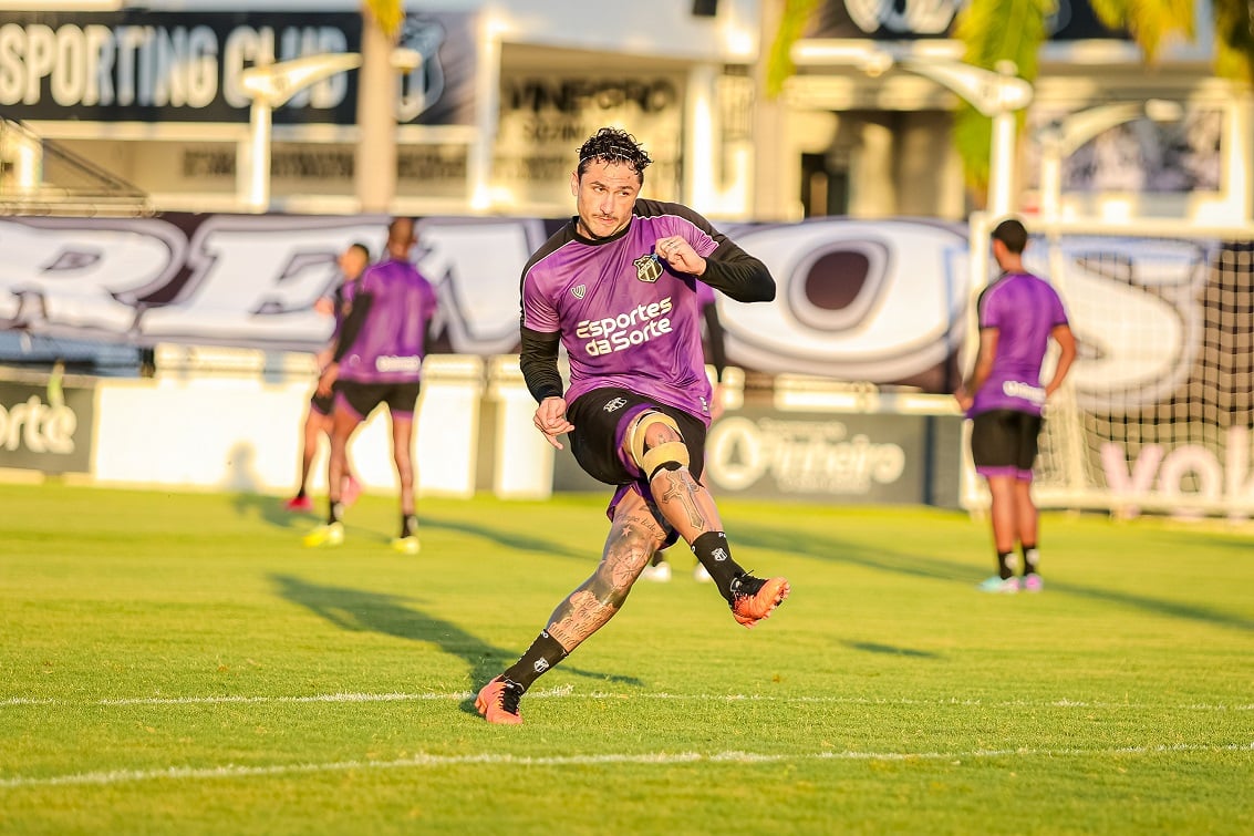 Recuperado, Vina se juntará à delegação do Ceará para partida contra Cuiabá