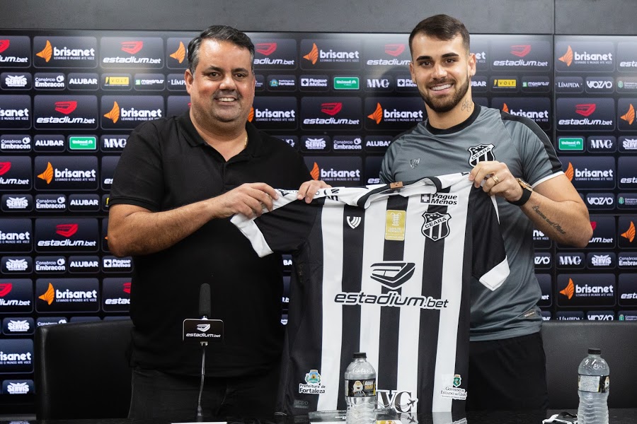 Em coletiva com participação de Sócia Vozão, Felipe Vizeu é apresentado em Porangabuçu