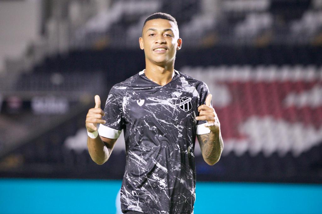 Wendson comemora gol decisivo, mas reforça força do grupo para resultado positivo