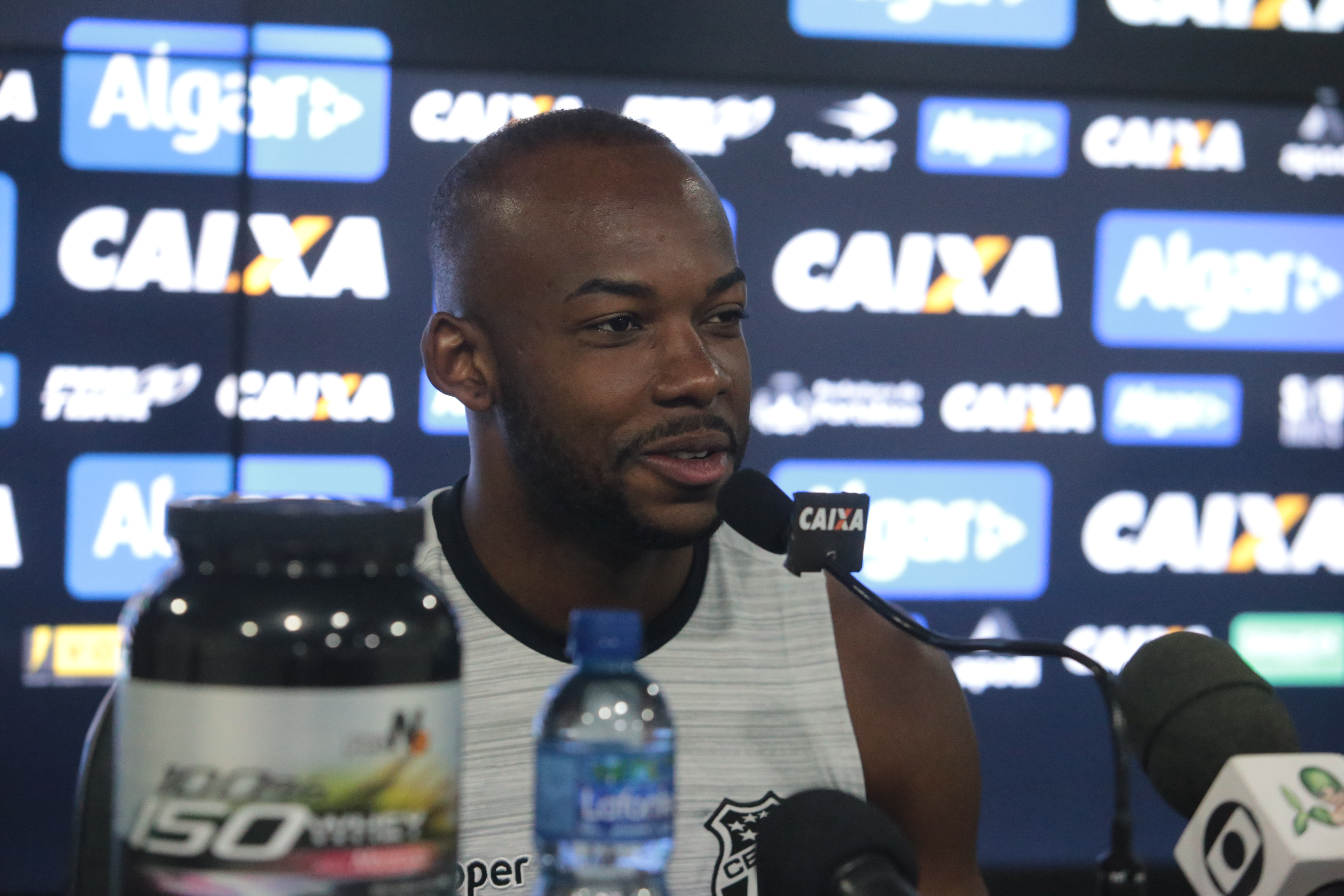 Wescley comemora boa atuação do elenco e golaço diante do Corinthians