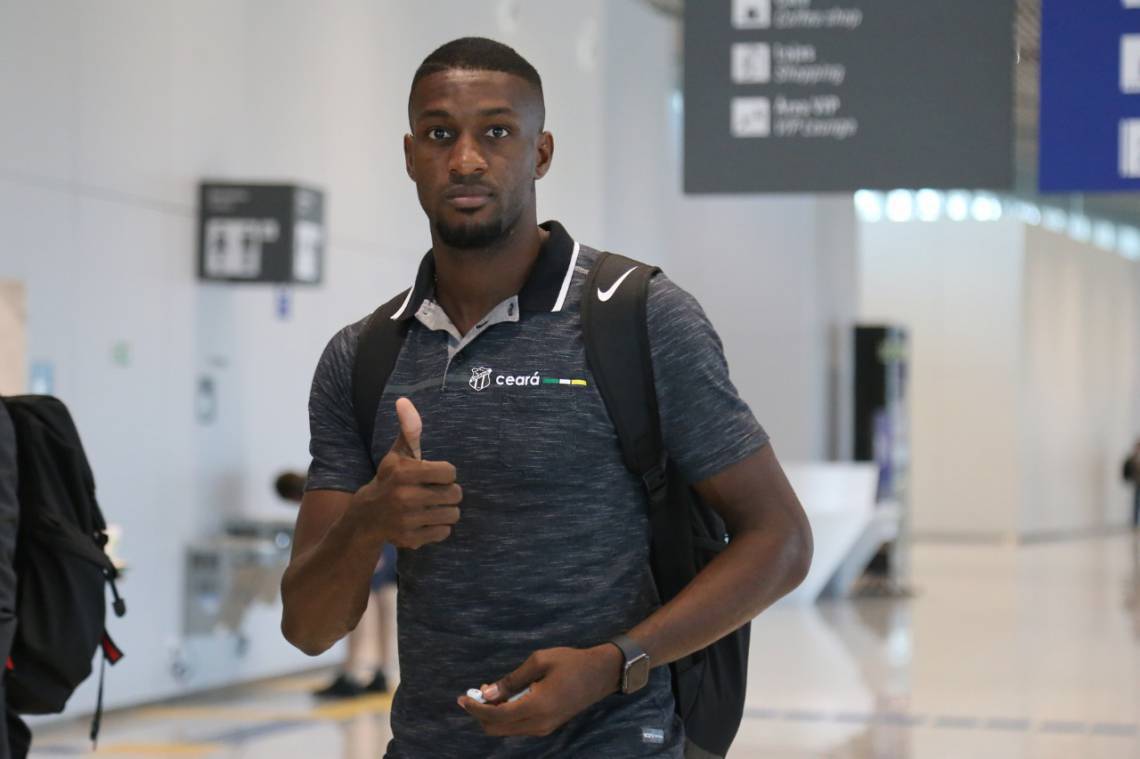 Delegação alvinegra segue viagem para São Paulo, onde enfrenta o Corinthians